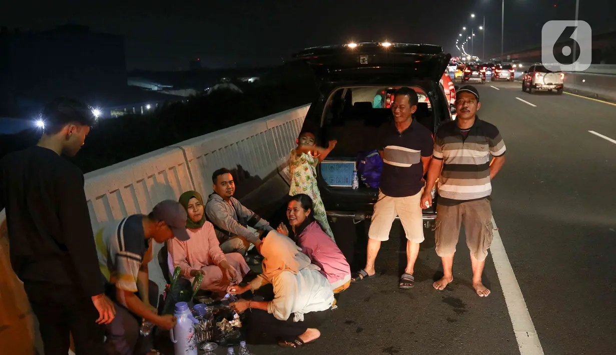 "Ini juga risiko terjadinya laka lantas sangat tinggi sehingga kemudian manfaatkan rest area atau jalur-jalur exit di luar tol yang memang disiapkan mungkin disana juga bisa lebih leluasa.   (Liputan6.com/Herman Zakharia)