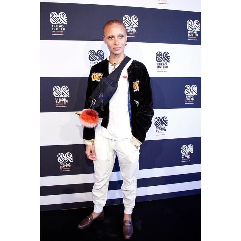 Jangan buang tas pinggang Anda, simak padu padan ala selebritas Hollywood berikut ini. (Foto: allure.com)