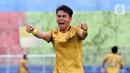 Ekspresi pemain Bhayangkara Solo FC Alsan Putra Masat Sanda setelah mencetak gol ke gawang Borneo FC Samarinda dalam pertandingan babak penyisihan Piala Menpora 2021 di Stadion Kanjuruhan, Malang, Jawa Timur, Senin (22/3/2021). (Bola.com/Arief Bagus)