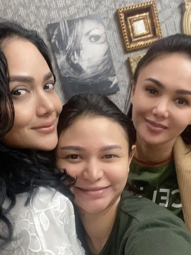 6 Potret Kebersamaan Yuni Shara dan Dua Adiknya, Selalu Kompak