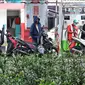 Petugas melakukan pengisian BBM disalah satu Stasiun Pengisian Bahan Bakar Umum (SPBU) di Jakarta, Selasa (11/4/2023). (Liputan6.com/Angga Yuniar)