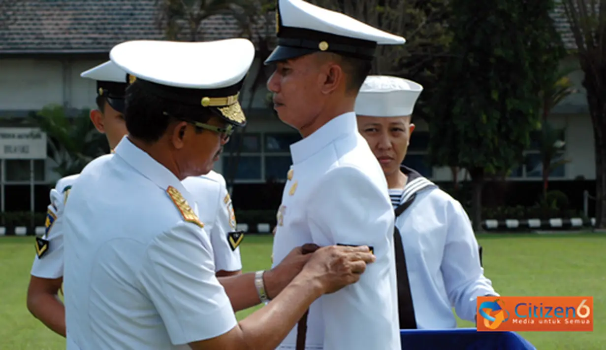 Citizen6, Surabaya: Pemasangan Pangkat kepada salah satu perwakilan dari siswa pendidikan spesialis kesehatan TNI AL. (Pengirim: Penkobangdikal) 