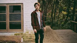 Lebih kasual di look selanjutnya, pria kelahiran 1 Juli 1994 ini mengenakan jaket maroon dengan kaos putih dan celana hitam. (Liputan6.com/IG/@julianjacs)