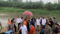 Komisi III DPR mendatangi lokasi penemuan 7 jasad remaja yang ditemukan mengambang di Kali Bekasi, Jatiasih, Kota Bekasi, Selasa (24/9/2024). (Liputan6.com/Delvira Hutabarat)