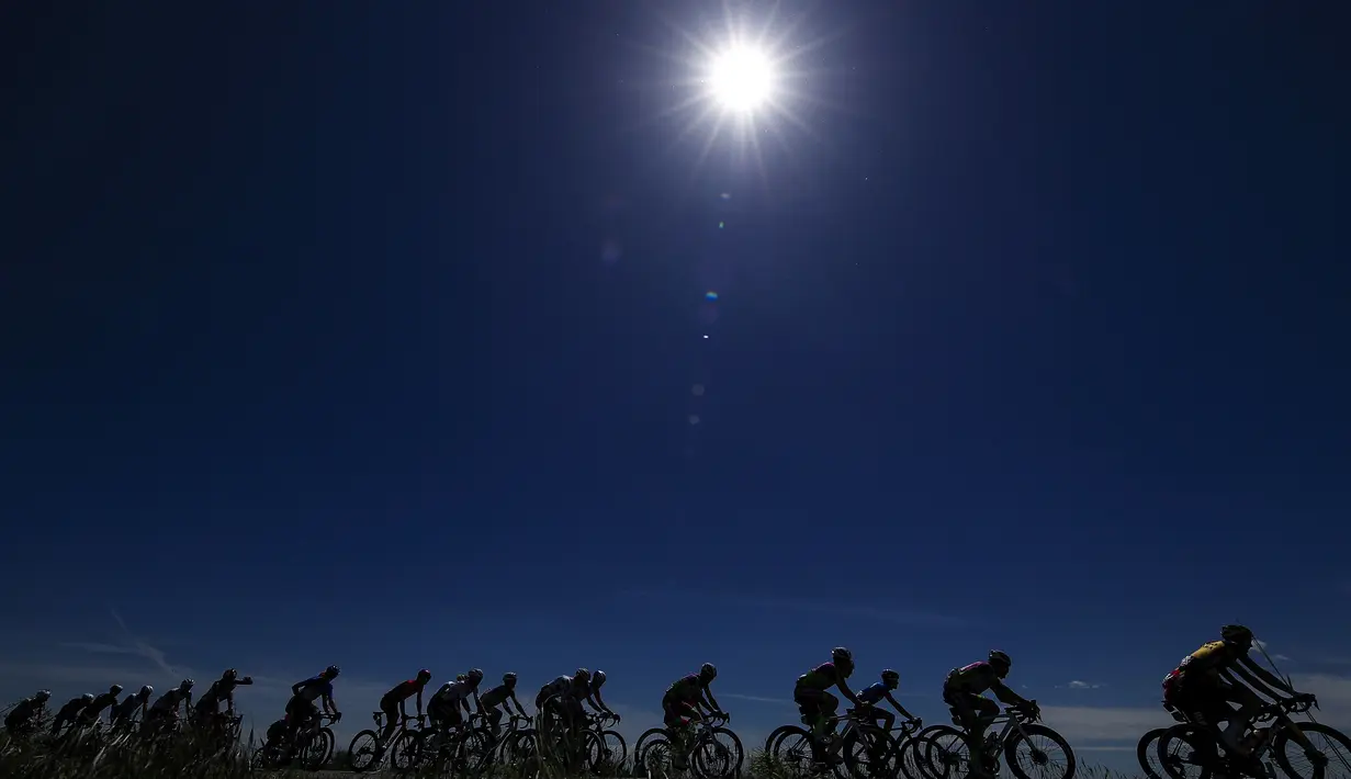 Rombongan pembalap berlomba pada etape ke-13 Tour Balap Sepeda Giro d'Italia 2021 antara Ravenna dan Verona sejauh 198 km, Jumat (21/5/2021). (AFP/Luca Bettini)