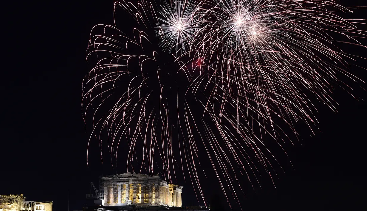 Kembang api memancar di atas kuil kuno Parthenon saat perayaan Tahun Baru di Athena (1/1/2016). (AFP Photo / Aris Messinis)