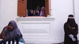Petugas syariah bersiap menghukum cambuk terpidana kasus lainnya di depan Masjid Baiturrahim, Banda Aceh (13/7). (AP Photo/Heri Juanda)