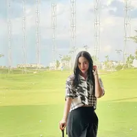 Kemeja motif berbahan scuba dan rok sangat cocok untuk menemanimu tampil menawan saat berolahraga golf. (instagram/anyageraldine)