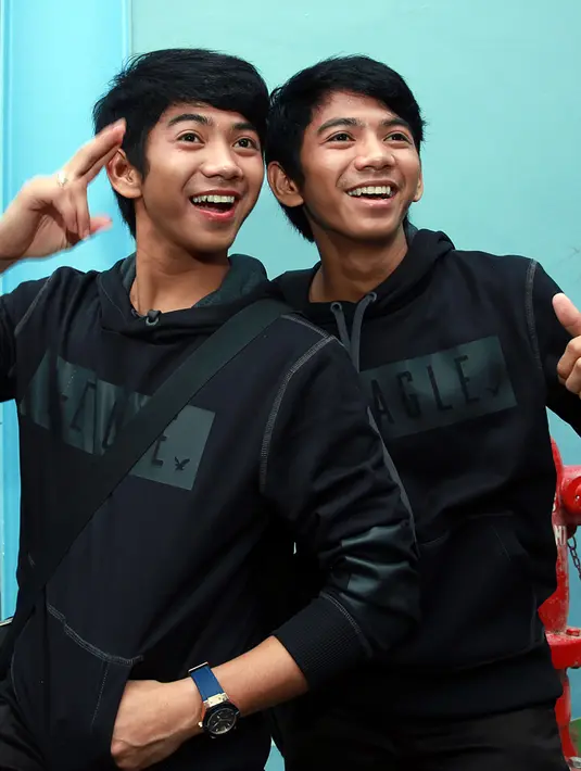 "Kita kembar banyak fans yang bingung itu udah sering banget. orang tua kita juga sering lupa, makanya mereka bilang abang adek," jelas Rizki menceritakan pengalamannya. (Deki Prayoga/Bintang.com)