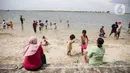 Wisatawan menikmati Pantai Ancol, Jakarta, Sabtu (25/12/2021). Libur Natal dimanfaatkan masyarakat berwisata ke Pantai Ancol, Kawasan Pantai Ancol merupakan salah satu objek wisata yang kerap menjadi tujuan wisatawan saat mengisi waktu liburan. (Liputan6.com/Faizal Fanani)