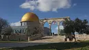 Dengan arsitektur megah dan sejarah panjang, bangunan ini menjadi daya tarik spiritual dan budaya di Yerusalem. Tampak dalam foto, seorang pria Palestina berjalan di dekat Kubah Batu, kompleks Masjid al-Aqsa, Yerusalem menjelang waktu berbuka puasa selama bulan suci Ramadan 1447 Hijriah pada Rabu 25 Februari 2026. (AHMAD GHARABLI/AFP)