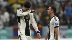 Reaksi pemain timnas Jerman Kai Havertz (kiri) dan Mario Goetze setelah matchday 3 Grup E Piala Dunia 2022 melawan Kosta Rika di Al Bayt Stadium, Jumat (2/12/2022) dini hari WIB. Kegagalan lolos ke babak 16 besar ini menambah catatan buruk Jerman setelah menyandang status juara dunia di Piala Dunia 2014 Brasil. (AP Photo/Martin Meissner)