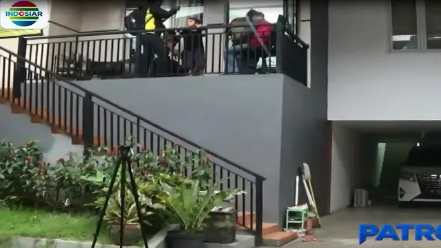 Dalam penggeledahan rumah berlantai tiga seharga Rp 3 miliar itu, tujuh penyidik dari Polda Sulawesi Selatan, memeriksa seluruh ruangan.