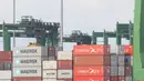 Suasana bongkar muat di pelabuhan Tanjung Priok, Jakarta Utara, Kamis (14/2). Prediksinya, impor hanya akan tumbuh 7,1persen atau nyaris separuh dari tahun lalu yang diproyeksikan sebesar 13,4persen. (Liputan6.com/Angga Yuniar)