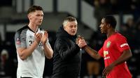 Manajer Manchester United Ole Gunnar Solskjaer (tengah) berjabat tangan dengan pemain Manchester United Odion Ighalo (kanan) pada akhir pertandingan putaran kelima Piala FA menghadapi Derby County di Pride Park, Derby, Inggris, Kamis (5/3/2020). Manchester United menang 3-0. (AP Photo/Rui Vieira)
