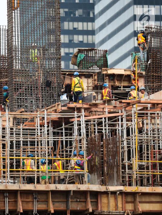 Pekerja melakukan pembangunan proyek LRT Kuningan di Jakarta, Sabtu (1/12). Badan Pusat Statistik mencatat pekerja informal turun sebesar 0,19 persen poin dibanding Agustus 2017. (Liputan6.com/Faizal Fanani)