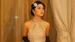 Sebagai seorang penyanyi dak aktris, Yoriko Angeline yang baru lulus dari Western Michigan University ini popularitasnya kian meroket. Sampai saat ini sudah banyak sekali film maupun series yang diperankannya. Tidak heran, sahabat dari Azizah Salsha ini memiliki banyak penggemar. (Liputan6.com/IG/@yorikooangln_)