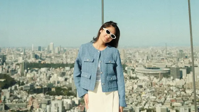 Gaya Trendi Azizah Salsha Saat Pakai Kacamata, Gaul Abis