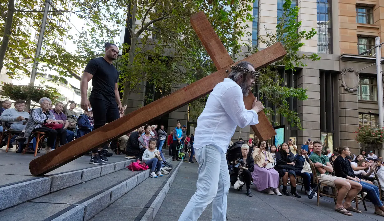 Acara tersebut digelar untuk menambah keimanan umat Katolik yang mengikuti ibadah Jumat Agung dalam rangkaian peringatan Paskah. (AP Photo/Rick Rycroft)