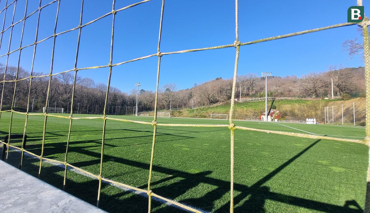 Salah satu lapangan latihan pemain di Zubieta, kompleks latihan Real Sociedad. (Bola.com/Yus Mei Sawitri)