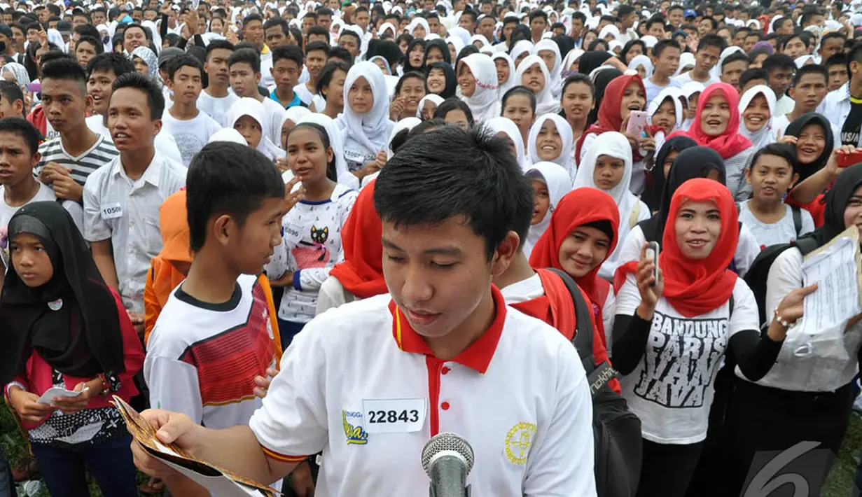 Acara ini dalam rangka pemecahan rekor Muri yakni pembacaan sumpah pemuda yang diikuti 23 ribu pelajar di Lubuklinggau, (17/10/14). (Liputan6.com/Miftahul Hayat)