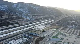 kereta cepat Yinchuan-Xi'an di Kota Qingyang, Provinsi Gansu, China (14/12/2020). Kereta cepat Yinchuan-Xi'an dan sejumlah stasiun di sepanjang jalurnya akan resmi beroperasi dalam waktu dekat. (Xinhua/Feng Kaihua)