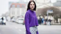 Ingin mencoba warna busana yang lebih atraktif? Warna ungu yang tengah menjadi tren Fashion 2018 bisa jadi pilihan tepat untuk bergaya. (Foto: @thestyleograph)