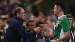 Robeie Keane bersalaman dengan pelatih Republik Irlandia, Martin O'Neill  saat ditarik keluar pada laga persahabatan melawan Oman di Stadion Aviva, Dublin, (31/8/206). (Reuters/Clodagh Kilcoyne)