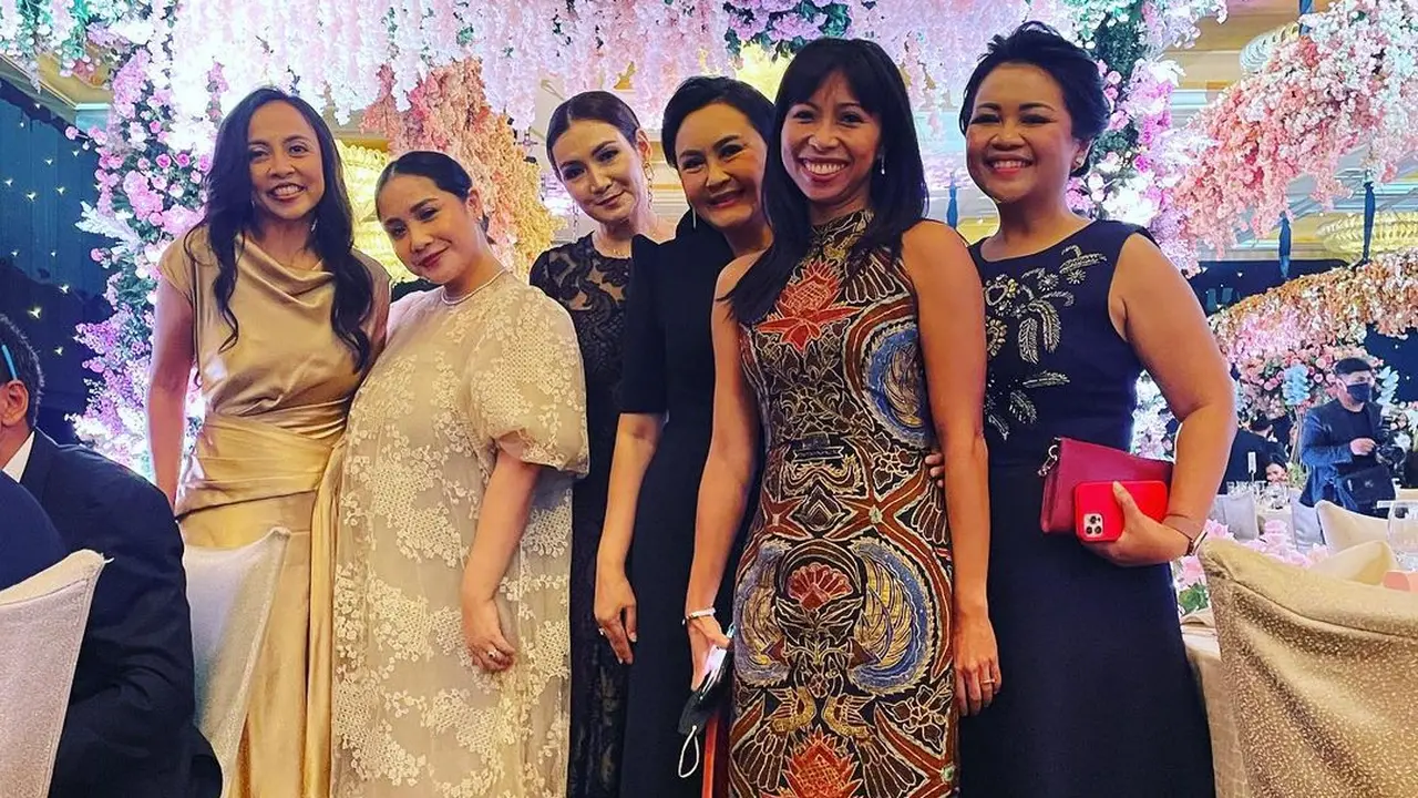Nagita Slavina di resepsi pernikahan Putri Tanjung