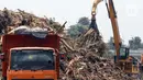 Rata-rata sampah tersebut berupa potongan bambu dan kayu. (Liputan6.com/Herman Zakharia)