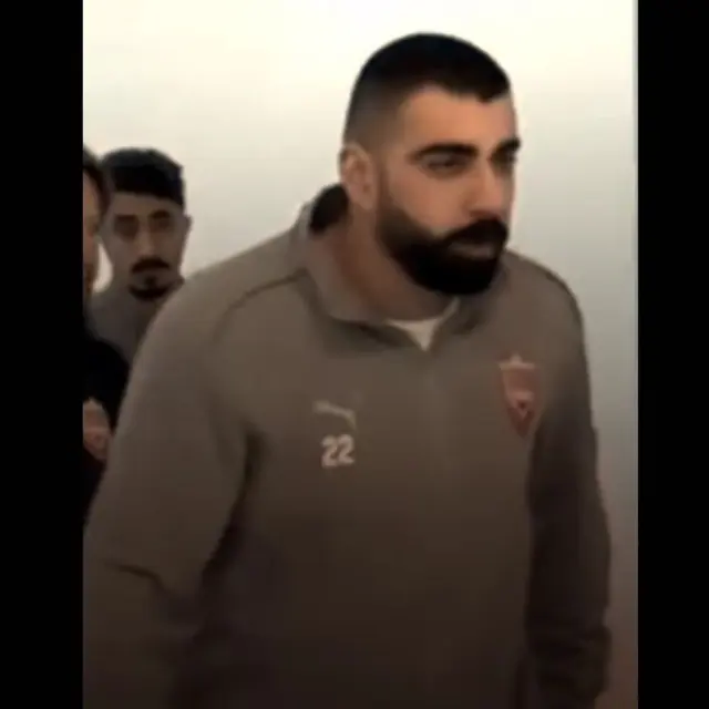 Reaksi Kocak Kiper Bahrain Saat Direkam Suporter Timnas Indonesia di Bandara, Disebut Mirip Kakaknya Fadil Jaidi.  foto: TikTok @dhowkwk_
