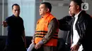 Wakil Menteri Imigrasi dan Pemasyarakatan (Wamen Imipas), Silmy Karim (tengah), dikawal petugas menuju mobil tahanan usai menjalani pemeriksaan intensif di Gedung Merah Putih Komisi Pemberantasan Korupsi (KPK), Jakarta, Kamis (4/6/2026). (Liputan6.com/Helmi Fithriansyah)