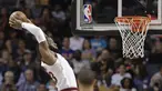 Pebasket Cleveland Cavaliers, LeBron James, memasukkan bola saat pertandingan melawan Charlotte Hornets pada laga NBA di Spectrum Center, Rabu (28/3/2018). Cleveland Cavaliers menang 118-105 atas Charlotte Hornets. (AP/Chuck Burton)