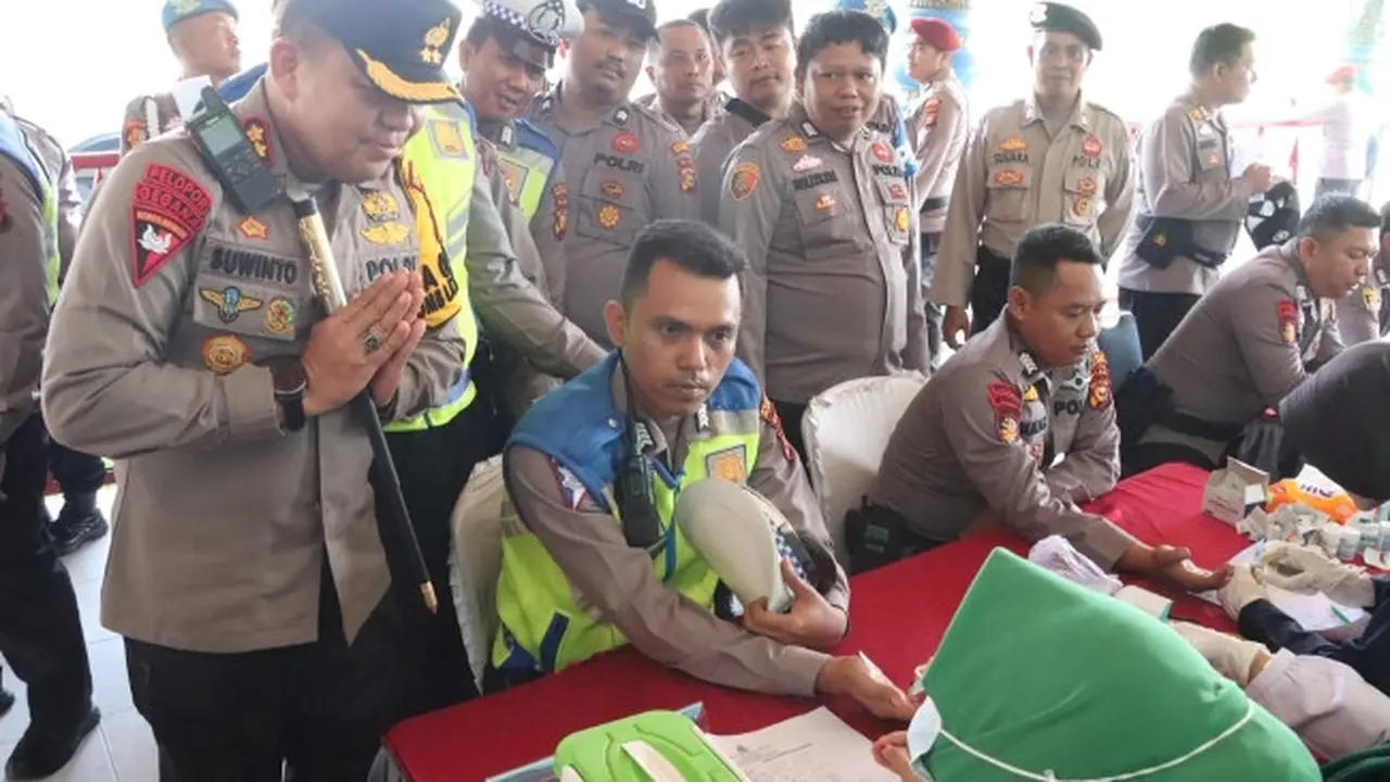 Personel Polres Pelalawan yang akan menjaga tempat pemungutan suara jalani pemeriksaan kesehatan.