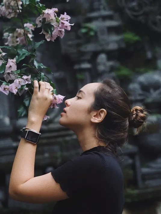 Gaya candid juga menajdi salah satu pose yang kerap dibagikan Pamela di Instagram. Gaya santai dengan kaos hitam dari pemilik nama lengkap Pamela Indah Bowie ini bisa jadi inspirasi para anak muda. (Liputan6.com/IG/@pammybowie)