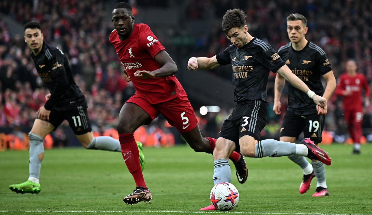 Pemain Arsenal, Kieran Tierney (kedua kanan) berusaha mencetak gol ke gawang Liverpool pada laga lanjuran Liga Inggris 2022/2023 di Anfield, Liverpool, 9 April 2023. Arsenal sempat memimpin dua gol melalui Gabriel Martinelli (8') dan Gabriel Jesus (28'). Sayangnya, kesempatan untuk bisa unggul delapan poin atas Man City pupus setelah laga berakhir dengan skor imbang 2-2. (AFP/Paul Ellis)