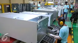 Pekerja sedang merakit kulkas di pabrik pembuatan kulkas LG di Legok, Banten, Selasa (6/9). Pabrik ini berkapasitas produksi sekitar 5.000 unit kulkas per hari. (Liputan6.com/Angga Yuniar)