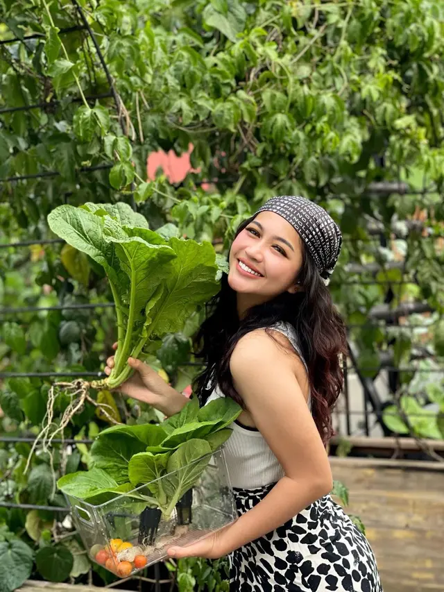 7 Potret Eriska Kesya, Istri Young Lex yang Berkebun di Rumah Jadi Sorotan