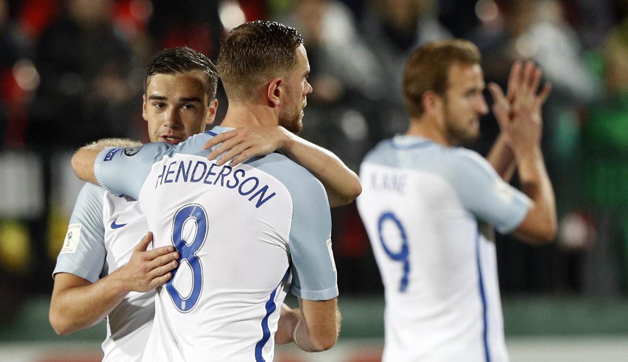 Pemain Inggris Harry Winks dan Jordan Henderson merayakan kemenangan atas Lithuania pada laga kualifikasi Piala Dunia di Stadion Vilnius, Minggu (8/10/2017). Inggris menang 1-0 atas Lithuania. (AP/Mindaugas Kulbis)