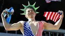 Seorang fans mengenakan kostum patung liberty sebelum pertandingan Rugby World Cup Pool C  antara Argentina dan Amerika Serikat di Kumagaya City, Jepang (9/10/2019). (AP Photo/Eugene Hoshiko)