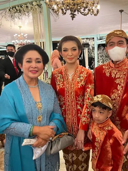 Berfoto bersama Selvi Ananda dan Gibran saat pernikahan Kaesang dan Erina Gudono, Titiek tampil mengenakan kebaya biru serasi dengan selendangnya.  [@titieksoeharto]