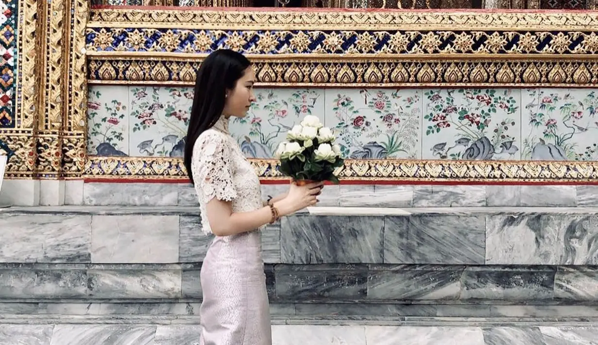 Model kelahiran 5 Oktober 1986 ini selalu bisa tampil memukau di berbagai momen. Seperti saat momen Nong Poy pakai kebaya Thailand sambil membawa bunga yang memperlihatkan sisi feminisme dari Nong Poy. Kecantikan Nong Poy ini bikin cewek tulen merasa iri. (Liputan6.com/IG/poydtreechada)