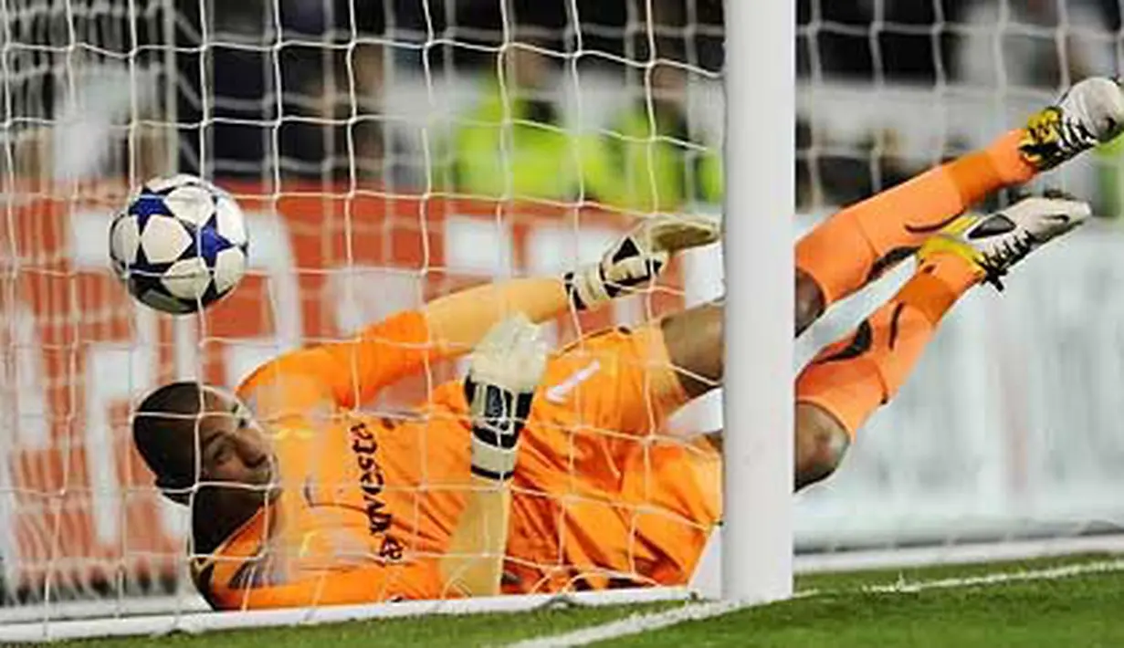 Blunder Heurelho Gomes membuat Cristiano Ronaldo mencetak gol untuk kemenangan 1-0 Real Madrid atas Tottenham Hotspur pada leg kedua perempat final Liga Champions di White Hart Lane, 13 April 2011. Madrid unggul agregat 5-0. AFP PHOTO/JAVIER SORIANO