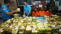 Petugas menyiapkan barang bukti kasus penyelundupan narkotika di Jakarta, Rabu (27/9). BNN bersama Bea Cukai berhasil menggagalkan upaya penyelundupan 137,69 kg sabu dan 42.500 butir pil ekstasi di wilayah Aceh. (Liputan6.com/Immanuel Antonius)