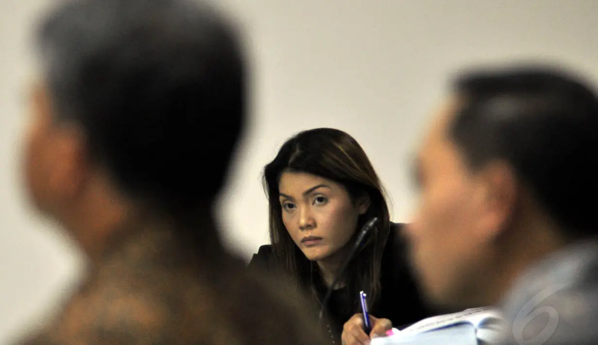 Terdakwa Artha Meris Simbolon saat mendengarkan keterangan saksi di Pengadilan Tipikor, Jakarta, (12/10/14). (Liputan6.com/Miftahul Hayat)  