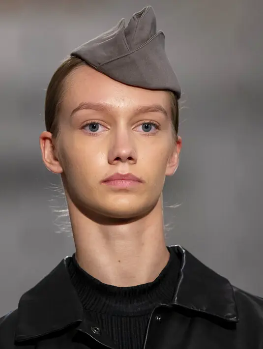 Seorang model mempersembahkan kreasi desainer Ukraina Dastish Fantastish pada festival mode Fashion Infection di Vilnius, Lithuania, Jumat (16/10/2020).  Fashion Infection merupakan festival mode tahunan paling terkemuka di Lithuania. (AP Photo/Mindaugas Kulbis)
