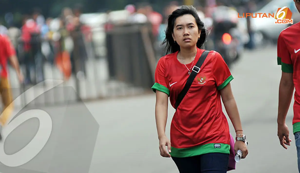 Ketegangan juga terlihat dari wajah suporter wanita jelang laga Indonesia U19 vs Korea Selatan di Stadion GBK Jakarta (Liputan6.com/Helmi Fithriansyah)