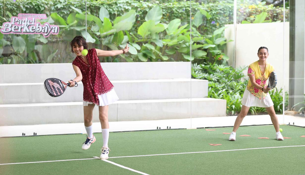 Bertempat di Bounce Padel Club, Jakarta, Indonesia Kaya menghadirkan Padel Berkebaya pada Sabtu (7/2/2026). Tampak dalam foto, peserta bermain padel dalam kegiatan Padel Berkebaya di Bounce Padel Club, Jakarta, Sabtu (7/2/2026). (Kapanlagi.com/Budy Santoso)
