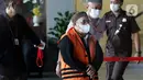 Petugas menggiring tersangka dugaan korupsi pekerjaan pembangunan Stadion Mandala Krida Daerah Istimewa Yogyakarta, Sugiharto sesaat sebelum rilis penahanan di Gedung KPK, Jakarta, Kamis (21/7/2022). KPK menahan Direktur Utama PT Arsigraphi, Sugiharto dan Kabid Pendidikan Khusus Dinas Pendidikan, Pemuda dan Olahraga DIY, Edy Wahyudi. (Liputan6.com/Helmi Fithriansyah)