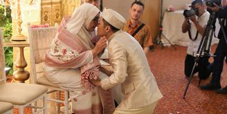 Suasana haru mewarnai sungkeman pada kedua orangtua pengantin, Ben Kasyafani dan Nesyana Ayu Nabila. Kedua pengantin memohon maaf dan minta doa restu demi langgengnya pernikahan mereka. (Adrian Putra/Bintang.com)